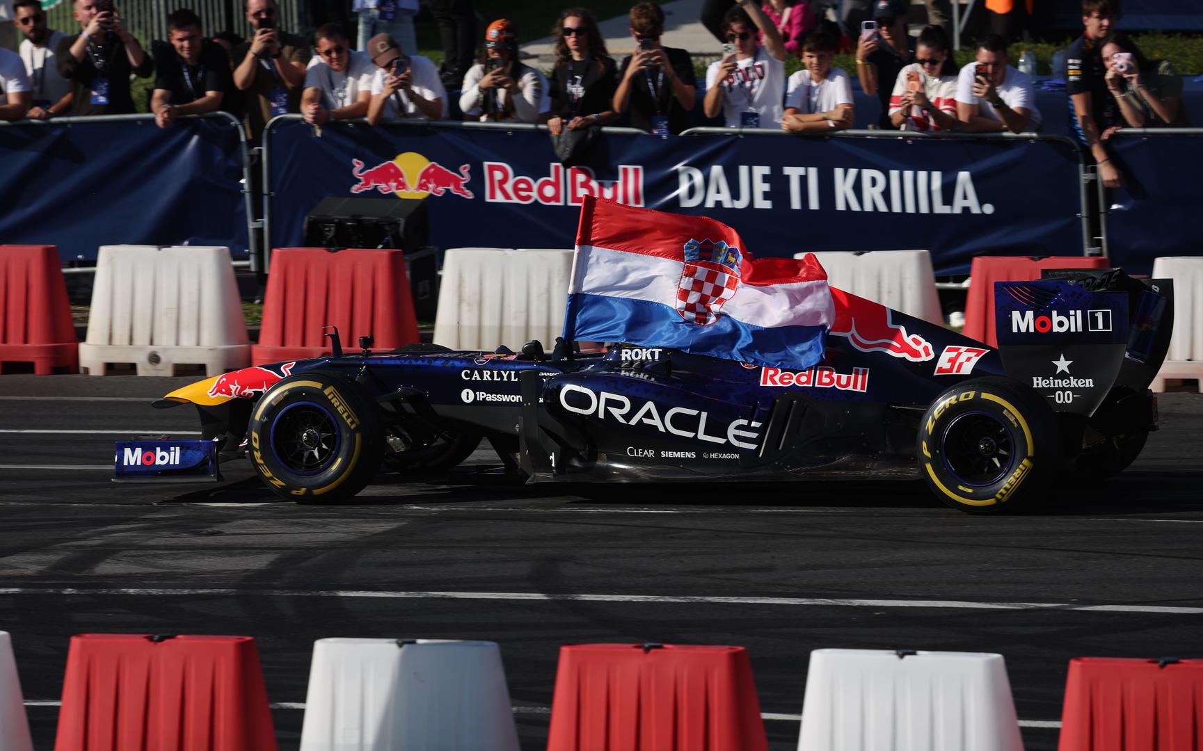 Zagreb je danas bio domaćin velikog Red Bull Showruna, spektakularnog motorsport događaja koji je gradske ulice pretvorio u pozornicu za vrhunske oktanske atrakcije.