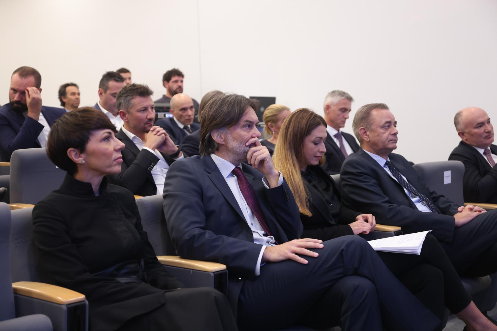 03.10.2023., Koprivnica - U sjedistu Podravke u Ulici Ante Starcevica odrzana je konferencija "Hrvatska kakvu trebamo" u organizaciji Vecernjeg lista. Ovogodisnja konferencija pod nazivom "Izazovna vremena i zenska snaga" posvecena je zenskom leadershipu te odgovara na pitanja mogu li zene na liderskim pozicijama bolje odgovoriti na krizu i izazove te u jesu li krizna vremena prilika za probijanje magicnog staklenog stropa za zene u biznisu. izvrsna direktorica Vecernjeg lista Ivana Krajinovic, glavni urednik Vecernjeg lista Drazen Klaric Photo: Boris Scitar/PIXSELL