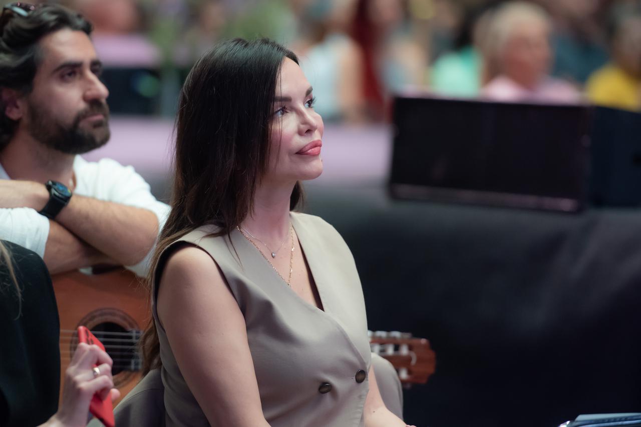 Zagreb: Severina u društvu prijateljica na predavanju Gurudeva Sri Sri Ravi Shankara