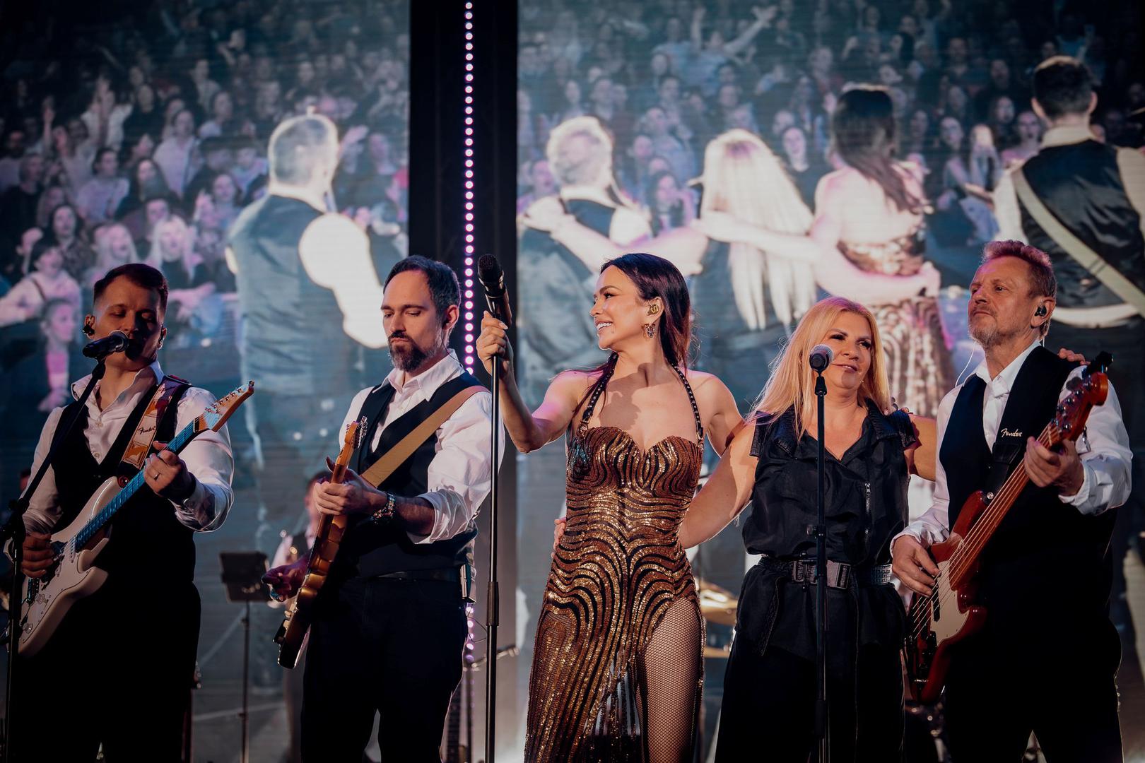 Uz pratnju najboljih glazbenika s ovih prostora, Severina je publici pripremila skoro trosatni presjek svoje respektabilne karijere kroz niz bezvremenskih pjesama koje su obilježile regionalnu pop-scenu. No ono što je večer izdvojilo iz okvira standardnog koncertnog nastupa bila je izmjena snažnih, energičnih trenutaka i emotivnih interpretacija, koja je stvorila atmosferu velikih koncertnih produkcija, ali je istovremeno zadržala osobni, gotovo intimni ton.