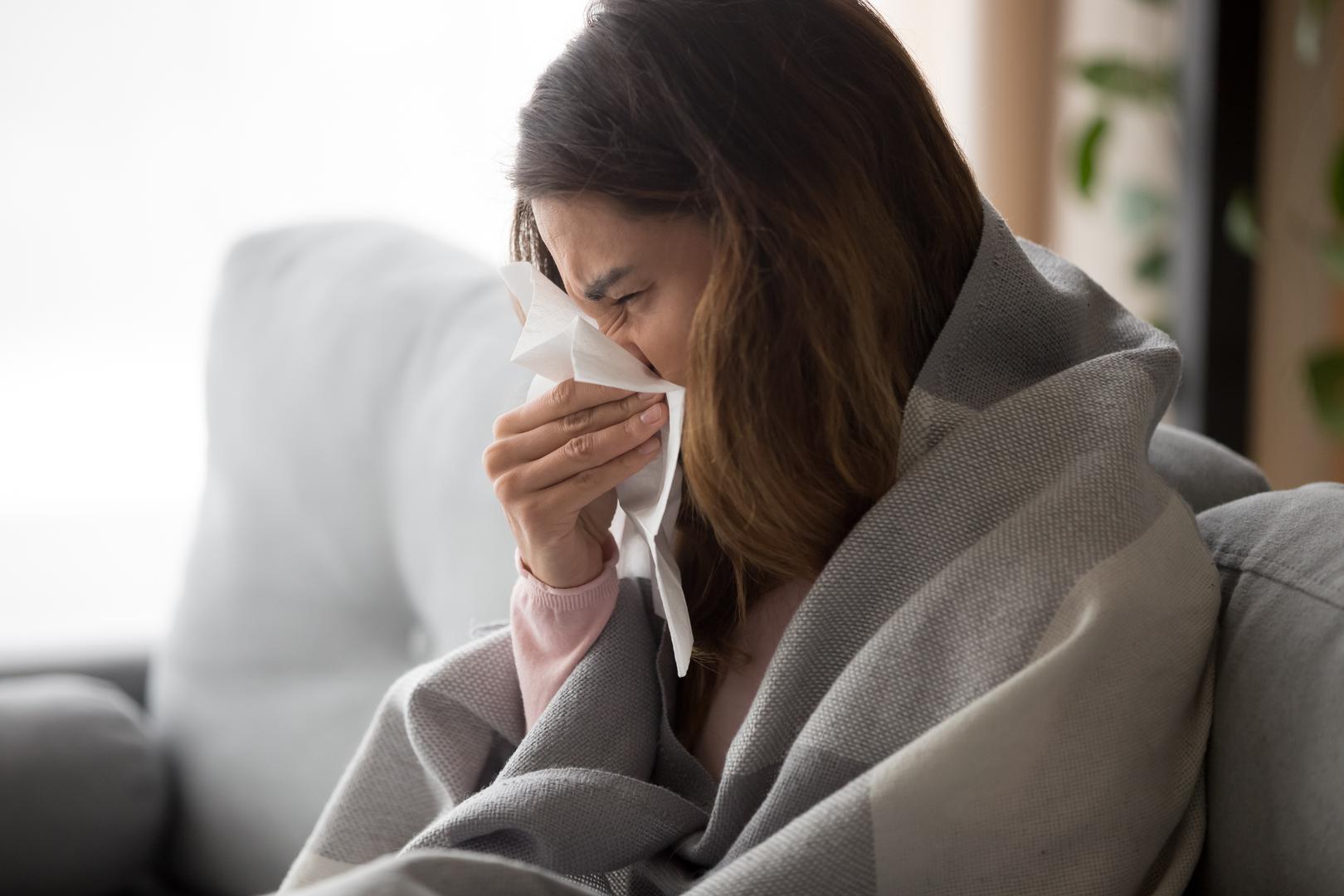 Sezona gripe i prehlada uzima maha, stoga mnogi ljudi traže spas u prirodnim lijekovima koji će ih održati zdravima. Svi se pokušavamo čuvati bolesti, no pitanje je koliko nam to uspijeva. Dok je snažan imunološki sustav važan tijekom cijele godine, tijekom hladnih zimskih mjeseci postaje još važniji. Dodavanje određenih namirnica punih vitamina, minerala, antioksidansa i bioaktivnih spojeva vašoj prehrani može prirodno ojačati imunitet, piše Express.