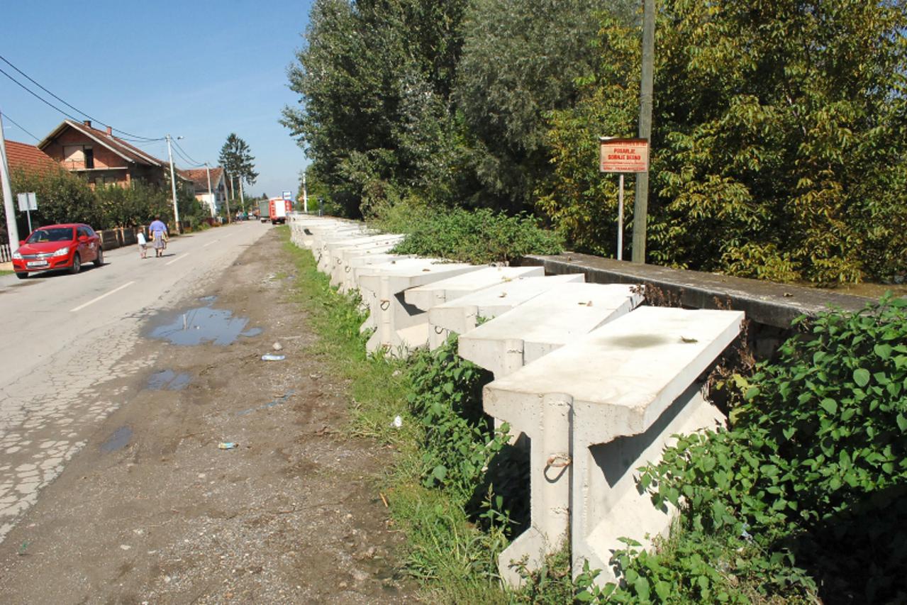 '21.09.2010., Desno Trebarjevo - Vise od 3 godine uz cestu stoje betonski blokovi koji bi trebali braniti selo od Save. Photo:Nikola Cutuk/PIXSELL'