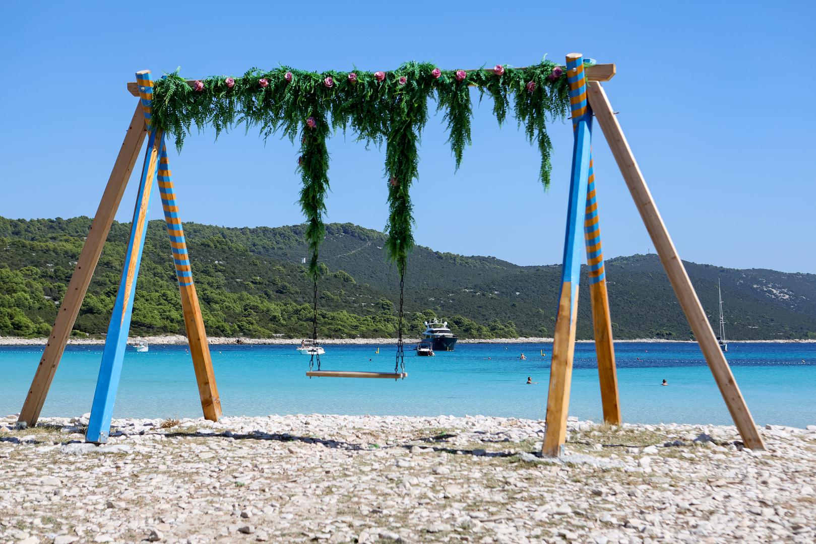 Sakarun, Dugi otok: Plaža duga 800 metara nalazi na sjevernom dijelu Dugog otoka. Ova pješčana plaža s iznimno plitkim morem idealno je mjesto za obitelji s djecom. Uz plažu se nalazi i predivna borova šuma koja tijekom ljetnih vrućina pruža hladovinu.