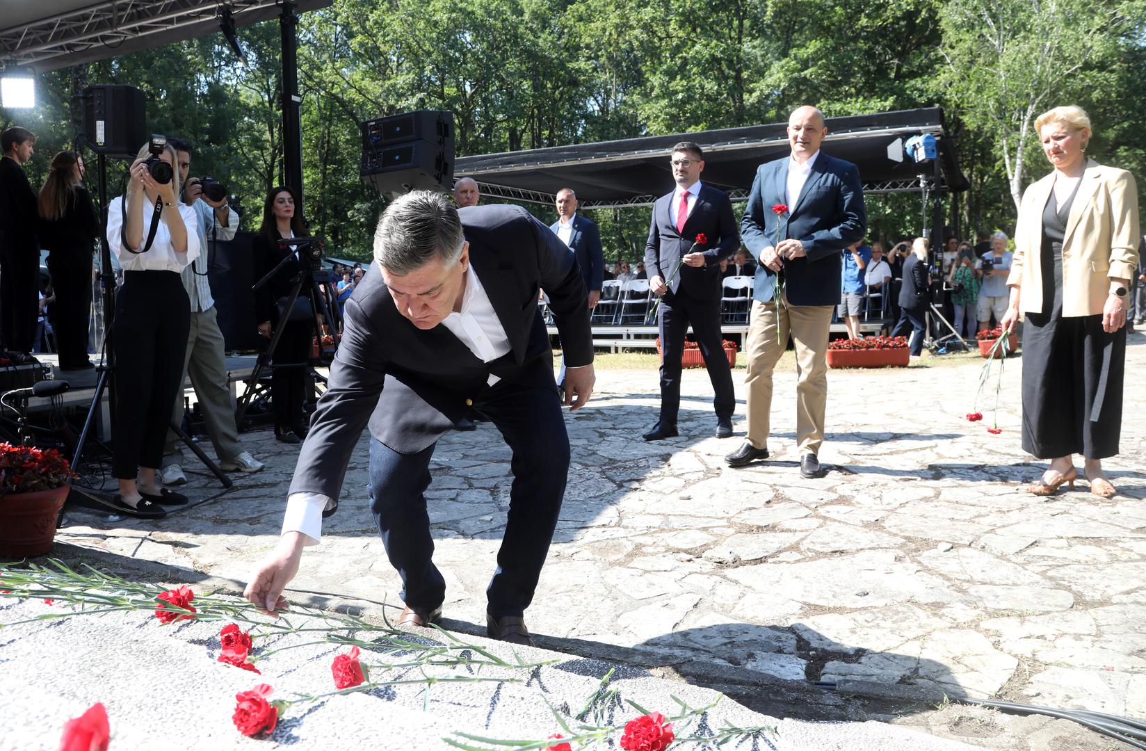 Položili su ga predsjednik Republike Zoran Milanović, izaslanica predsjednika Hrvatskog sabora Vesna Bedeković, kao i izaslanik predsjednika Vlade ministar Alen Ružić.