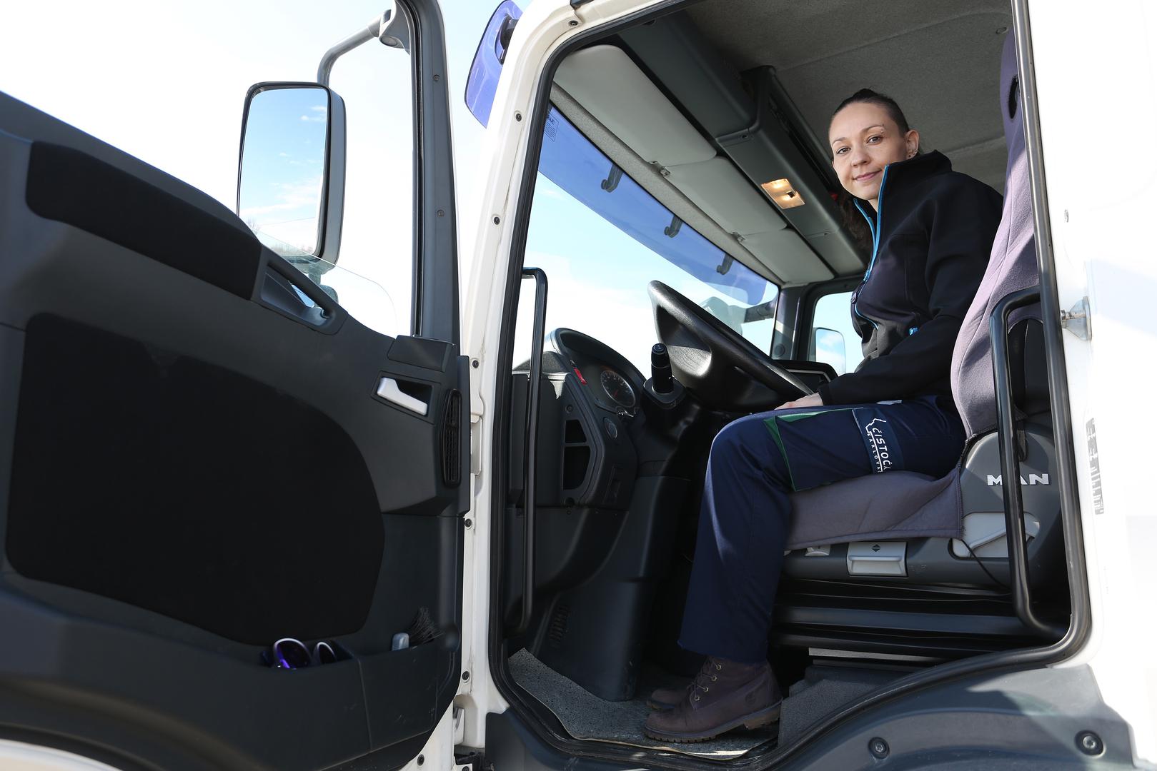 S 18 godina položila je kategorije za motocikl i automobil, a odlučila je također položiti za kamion s prikolicom nakon čega je završila prekvalifikaciju za profesionalnog vozača. Prije nekoliko godina školovala se i za instruktora vožnje. 
