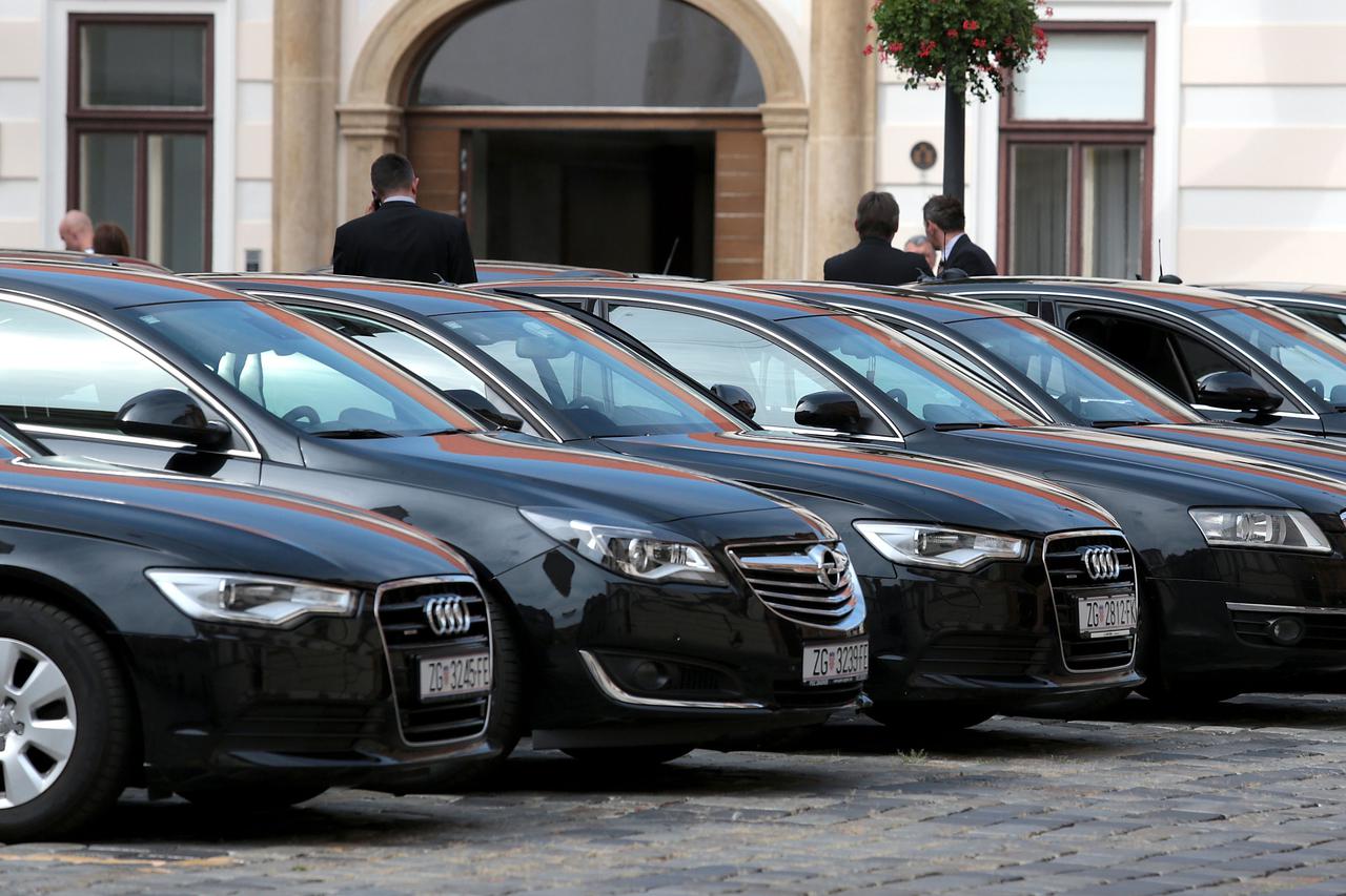 03.09.2015., Zagreb - Sluzbeni automobili i vozaci na Markovom trgu za vrijeme sjednice Vlade RH. Photo: Patrik Macek/PIXSELL