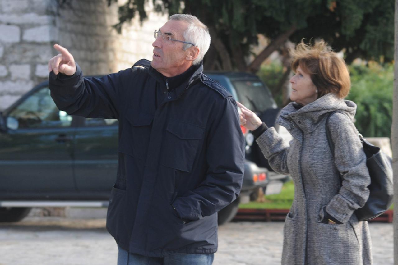 'za sport......061209.....sibenik hajdukov trener eduardo reja iskorstio slobodan dan za setnju po sibeniku sa suprugom Photo: Hrvoje Jelavic/PIXSELL'