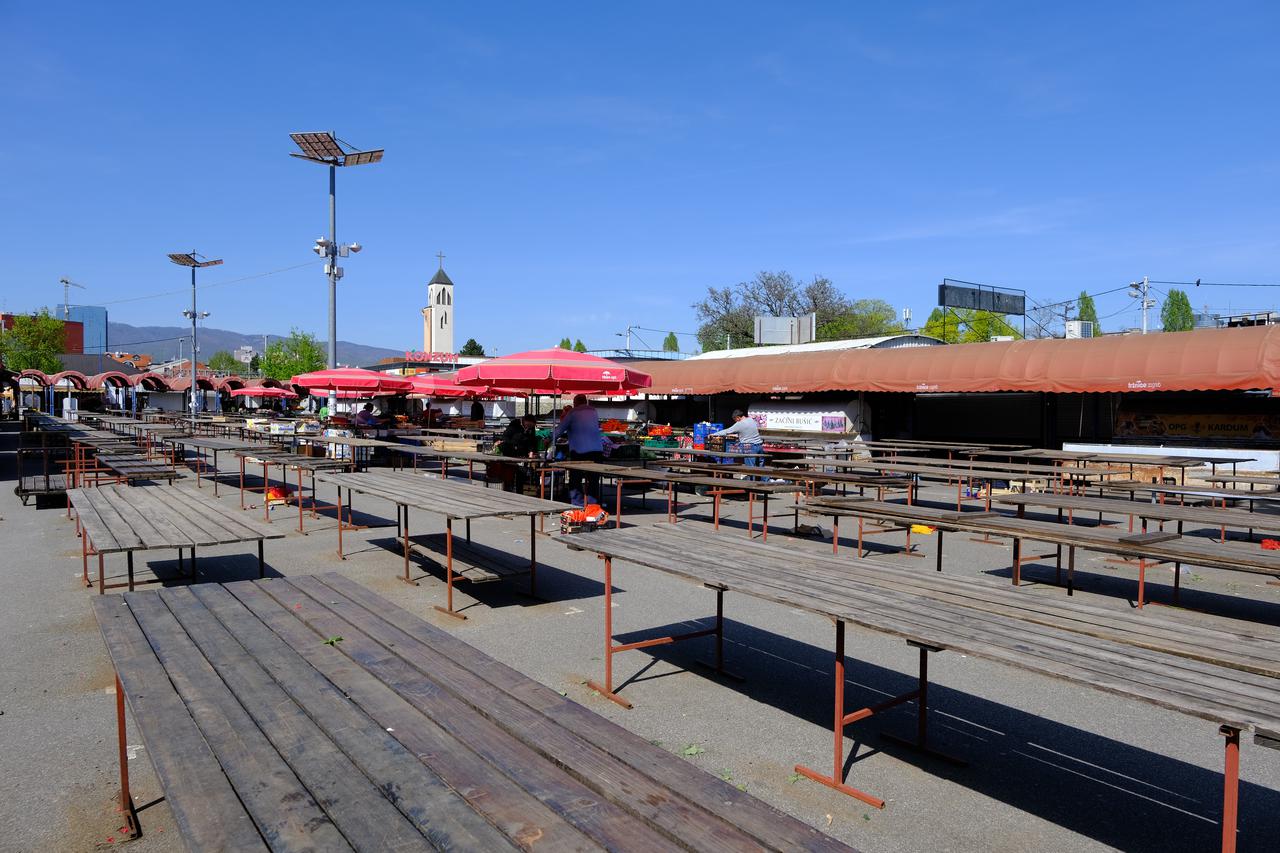 Produljeno radno vrijeme na zagrebačkim tržnicama, a kupaca nema