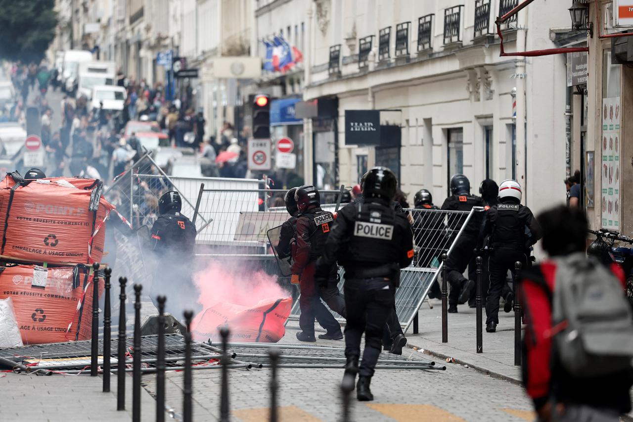 Day of protests calling to "Block Everything" in France