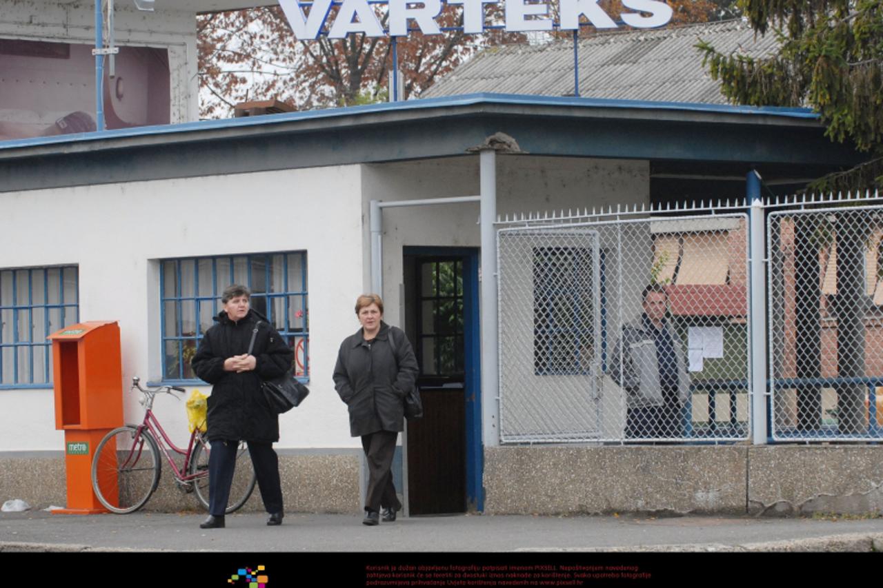 '11.11.2009., Varazdin - Radnici Varteksa nakon radnog vremena odlaze kucama.  Photo: Marko Jurinec/PIXSELL'