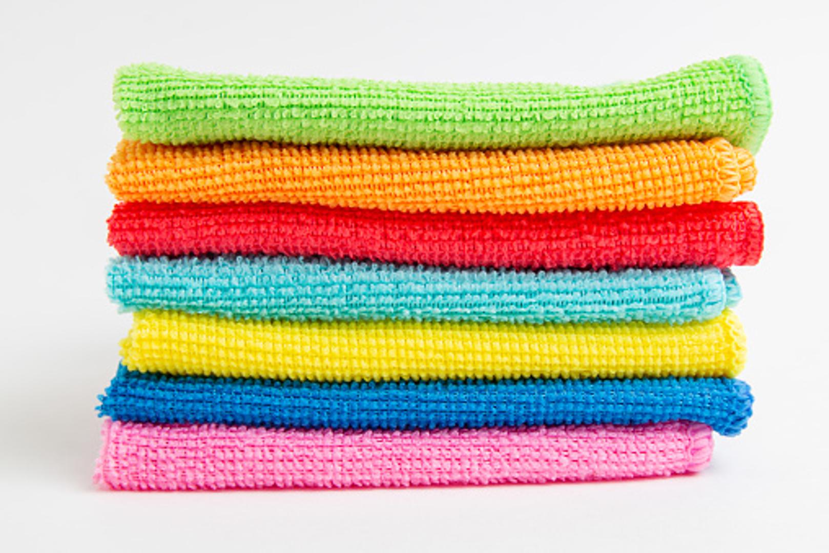 Spužvice i krpice od mikrofibre odlične su za pranje posuđa jer bolje upijaju, a ne moraju se odmah baciti u smeće, već se mogu nakon nekog vremena jednostavno ubaciti u perilicu rublja. 