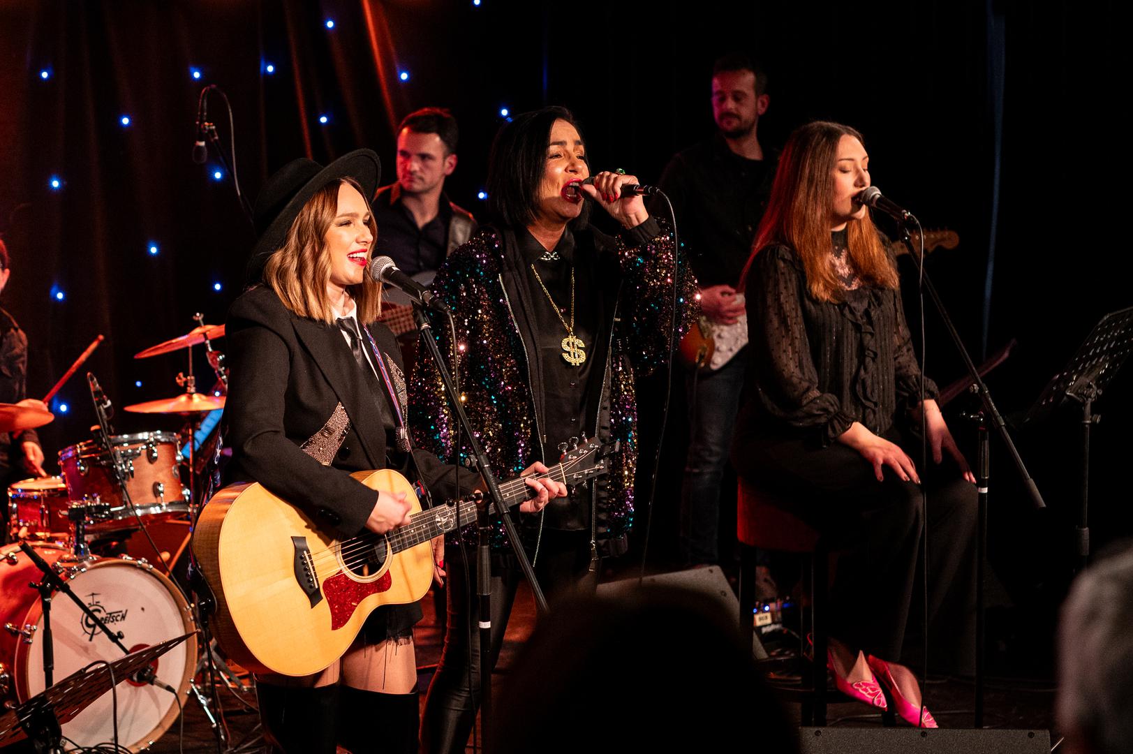 Ondje je pjevala za svoju odanu publiku i prijatelje, okruženje zahvaljujući kojem su svi prisutni mogli uživati u predivnoj atmosferi.