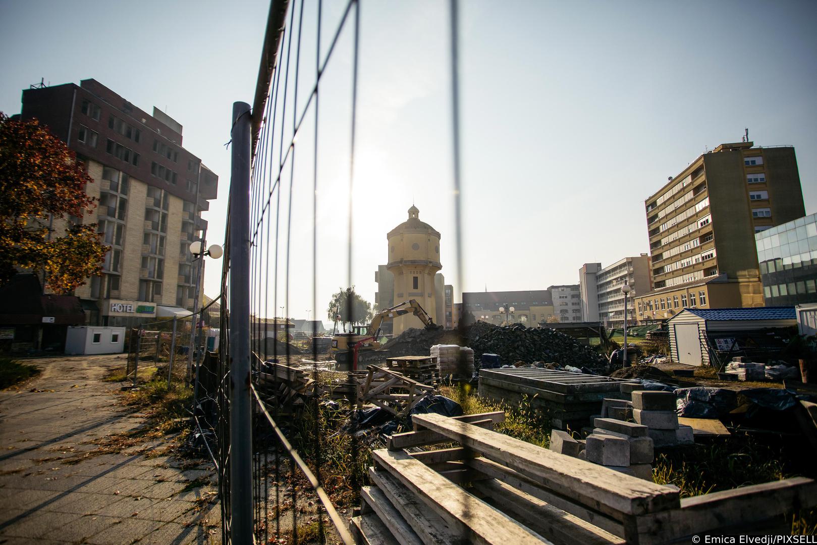 27.10.2021., Vukovar - Vukovar-mjesto posebnog domovinskog pijeteta. Blizi se 30. godisnjica okupacije Vukovara i suzivot se polako vraca u ovaj grad iako su ratne rane jos uvijek prisutne. U samom centru grada vidljivi su kontrasti obnovljenih i neobnovljenih zgrada.