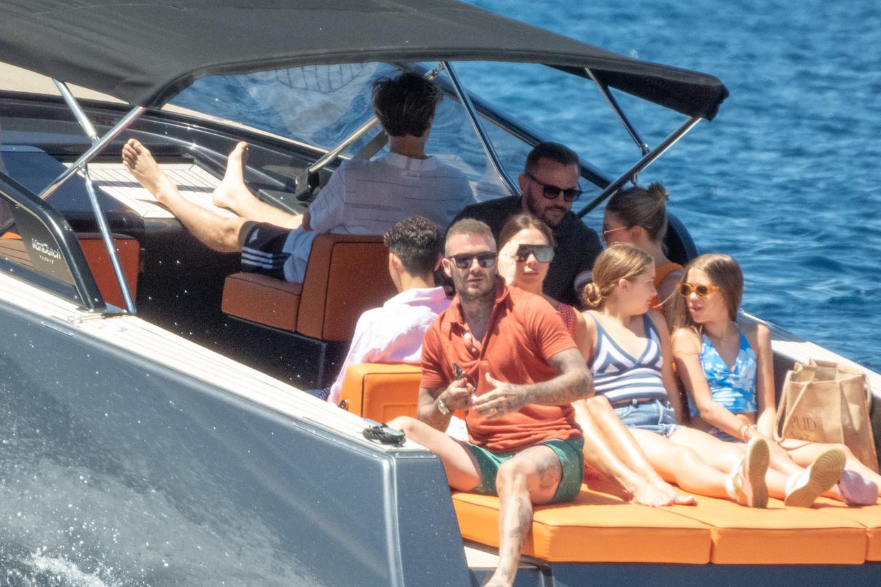 EKSKLUZIVNE FOTOGRAFIJE David Beckham veselo fotografirao Victoriu i djecu na odmoru u Hrvatskoj 