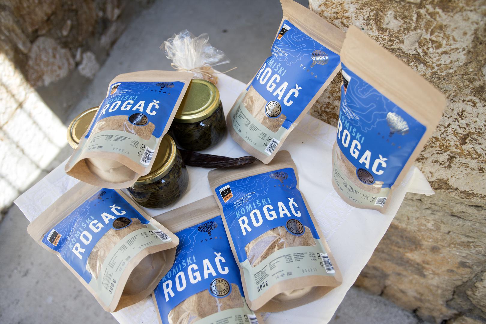 43. Komiški rogač - plod autohtone sorte rogača Komiški krupni s područja otoka Visa. Prepoznatljiv je po karakterističnom plodu odnosno mahunama tamnosmeđe boje i slatkastom okusu koji podsjeća na kakao. Proizvodi se isključivo na području otoka Visa.