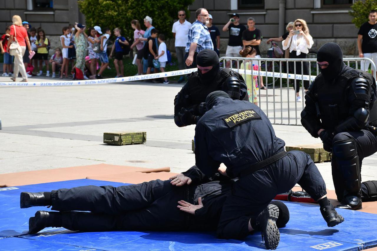 Slavonski Brod: Prezentacijska vježba policijskih vještina uz Dan otvorenih vrata policije