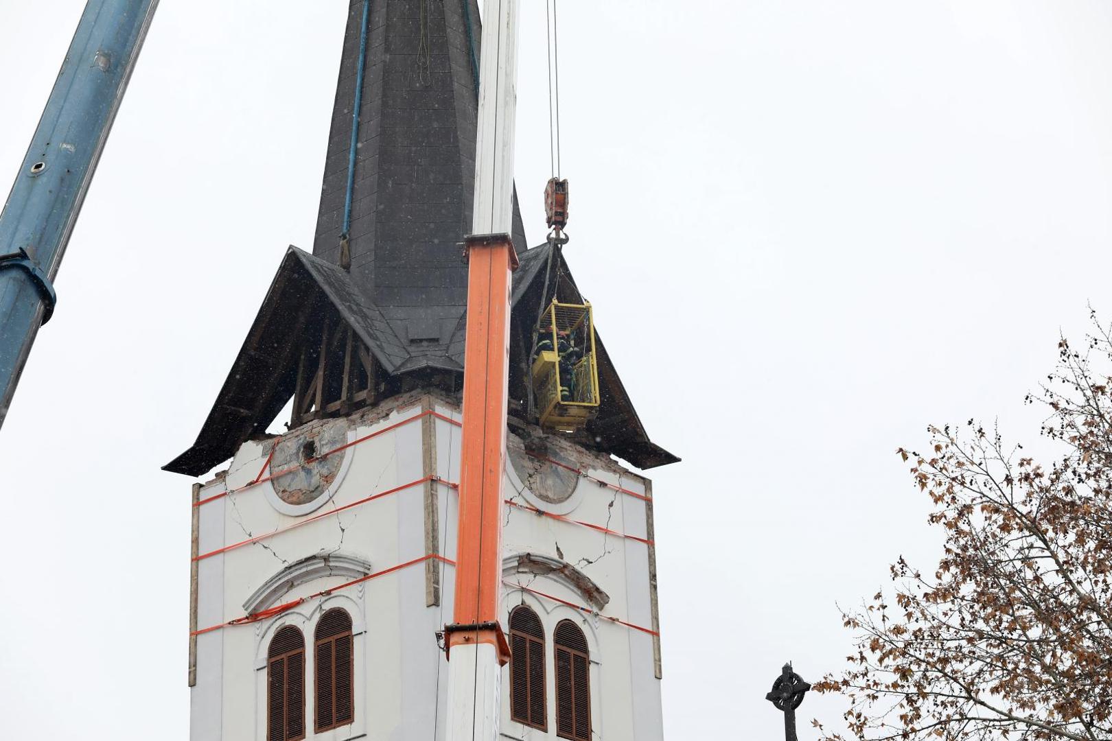 10.01.2021., Sisak - Nastavljeno uklanjanje tornja katedrale u Sisku koji je ostecen u razornom potresu. 
Photo: Edina Zuko/PIXSELL