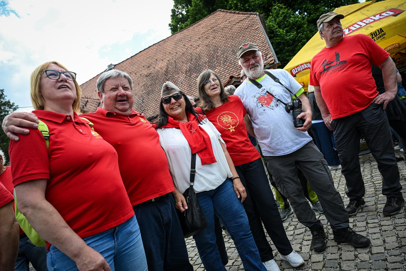 U sjećanje na nekadašnji Dan mladosti, danas su se u Kumrovcu okupili brojni štovatelji lika i djela Josipa Broza Tita. Na svakom koraku vidjele su se crvene zvijezde petokrake, a Kumrovec su preplavila i brojne memorabilije s Titom