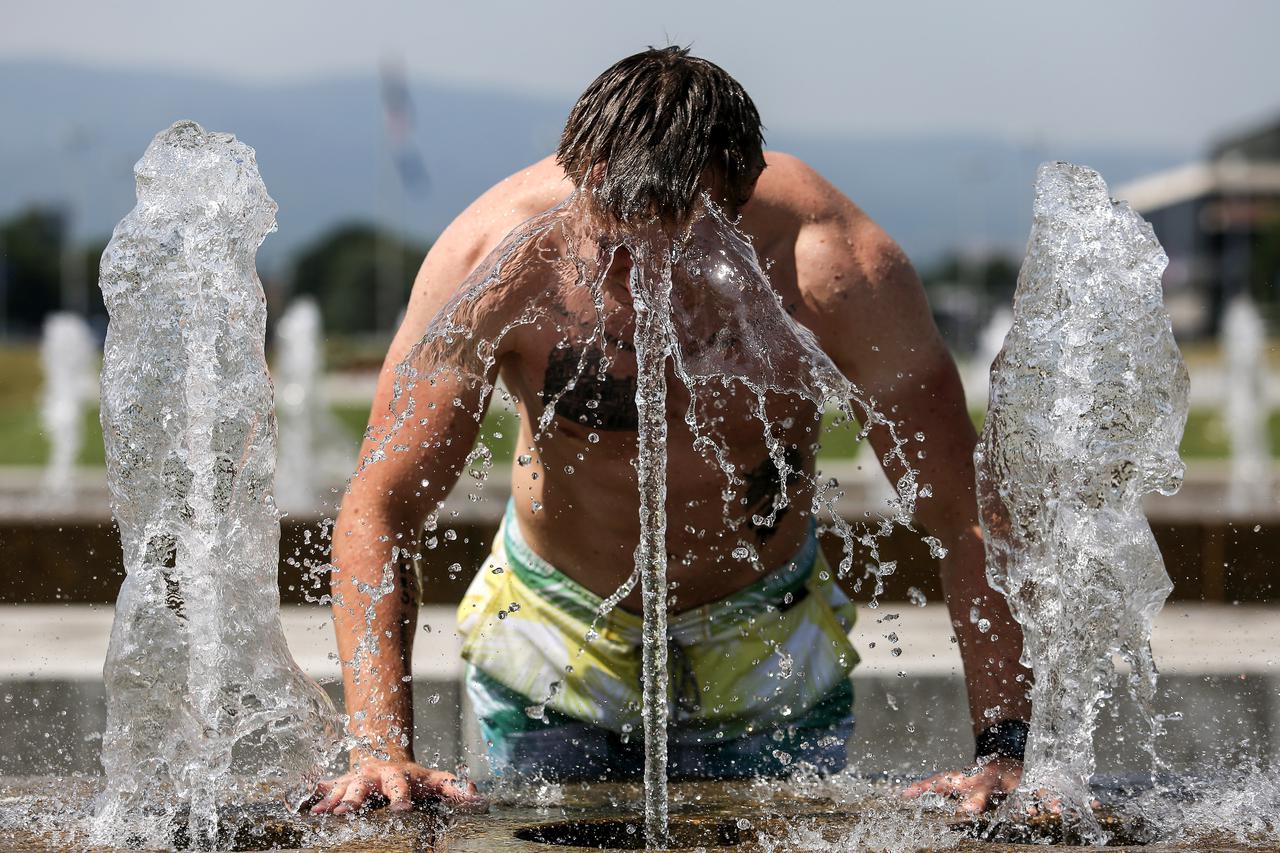 Zagreb: Graðani spas od vruæina pronašli u fontanama