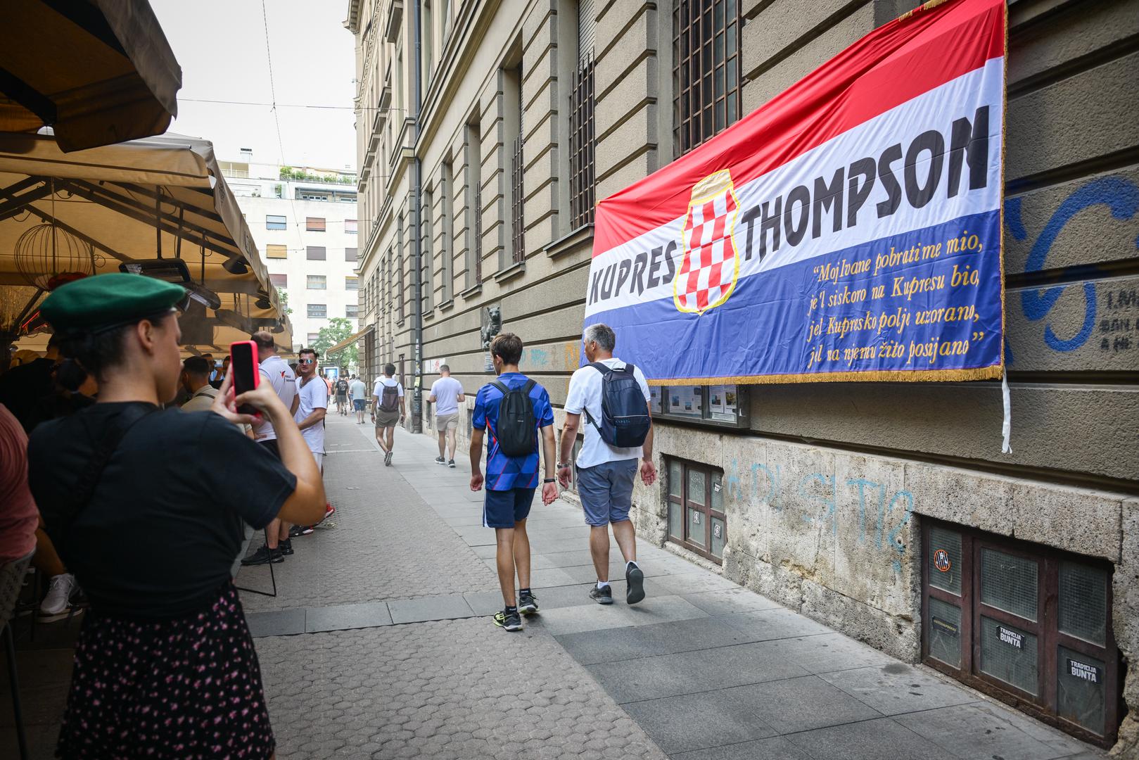 Sudeći po zastavama i transparentima, Thompsonovi fanovi u Zagreb su stigli iz svih krajeva Hrvatske, ali i susjedne Bosne i Hercegovine. Jedna od najvećih hrvatskih zastava u centru bila je od ekipe iz Kupresa. 