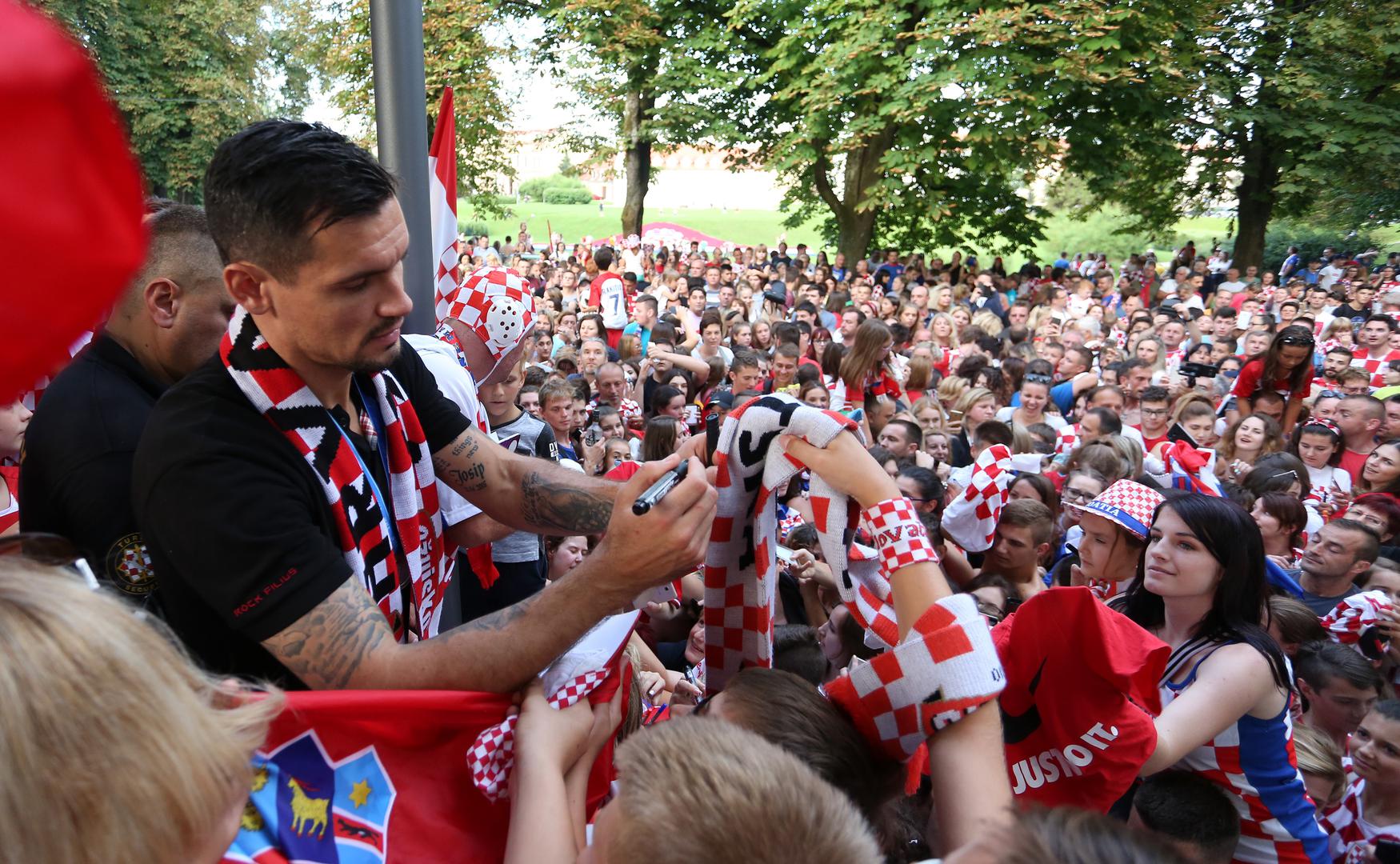 U Karlovcu je bio spreman doček za Dejana Lovrena, koji je kasnije posjetio i svoju rodnu u Kraljevu Sutjesku