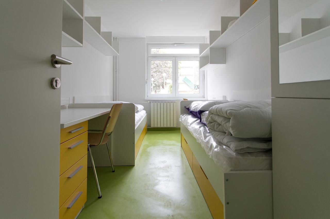 15.09.2015., Zagreb -  Radovi na obnovi Studentskog doma Stjepan Radic. Tvrtka Jurcon Projekt d.o.o. je zaduzena za okolis i vanjsko uredjenje doma, dok ce za izgled studentskih soba na Savi biti zaduzena tvrtka Konzalting.   Photo: Davor Puklavec/PIXSELL