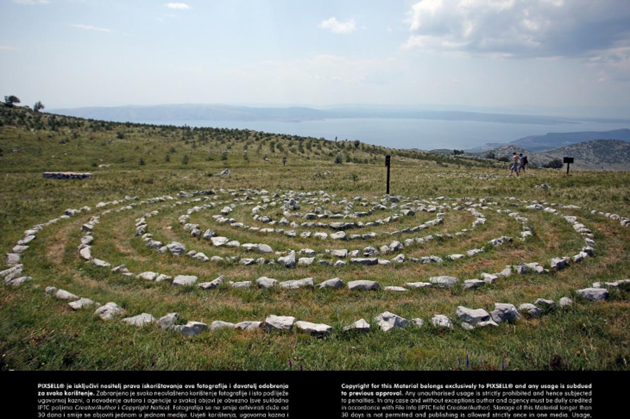 '14.07.2013., Omar - Na setnici dugoj 800 metara ucrtano je deset nebeskih labirinata. Neki labirinti uklopljeni su u dolce dok su drugi poslozeni na padinama s kojih puca velicanstven pogled na Novi,