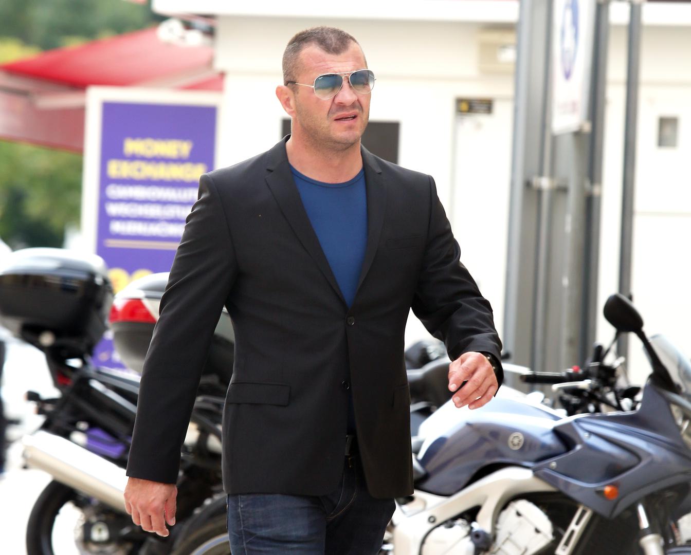 Kristijan Curavić hrabro je progovorio o svojim financijskim problemima i bankrotu koji mu se dogodio jer su poslovni planovi propali.  Imao je kredit, hipoteku na kući i rate za kredit su dolazile i dolazile a on ih nije imao čime platiti. Kuća mu je "otišla na bubanj" ali srećom nitko je nije htio kupiti jer je bila podijeljena između njega i majke. Kredit mu je sa 600 tisuća skočio na 1,5 milijuna i sa stresom je živio nekoliko godina. Na kraju su  ga iz svega spasili Bernie Ecclestone i Albert od Monaka.