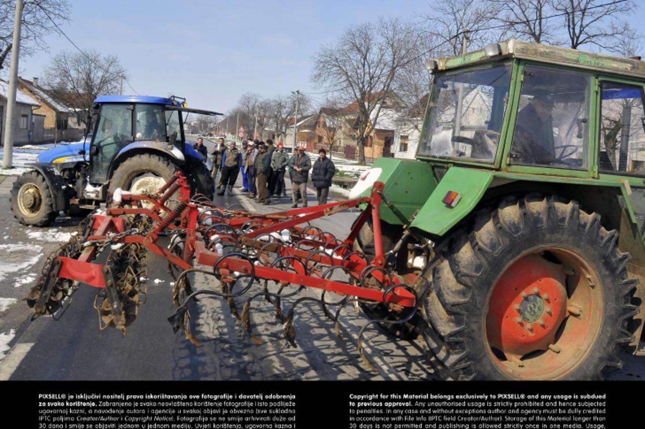 '16.03.2013., Ilaca - U znak prosvjeda i upozorenja Vladi seljaci na 15 minuta traktorima blokirali cestu u centru Ilace.  Photo: Goran Ferbezar/PIXSELL'