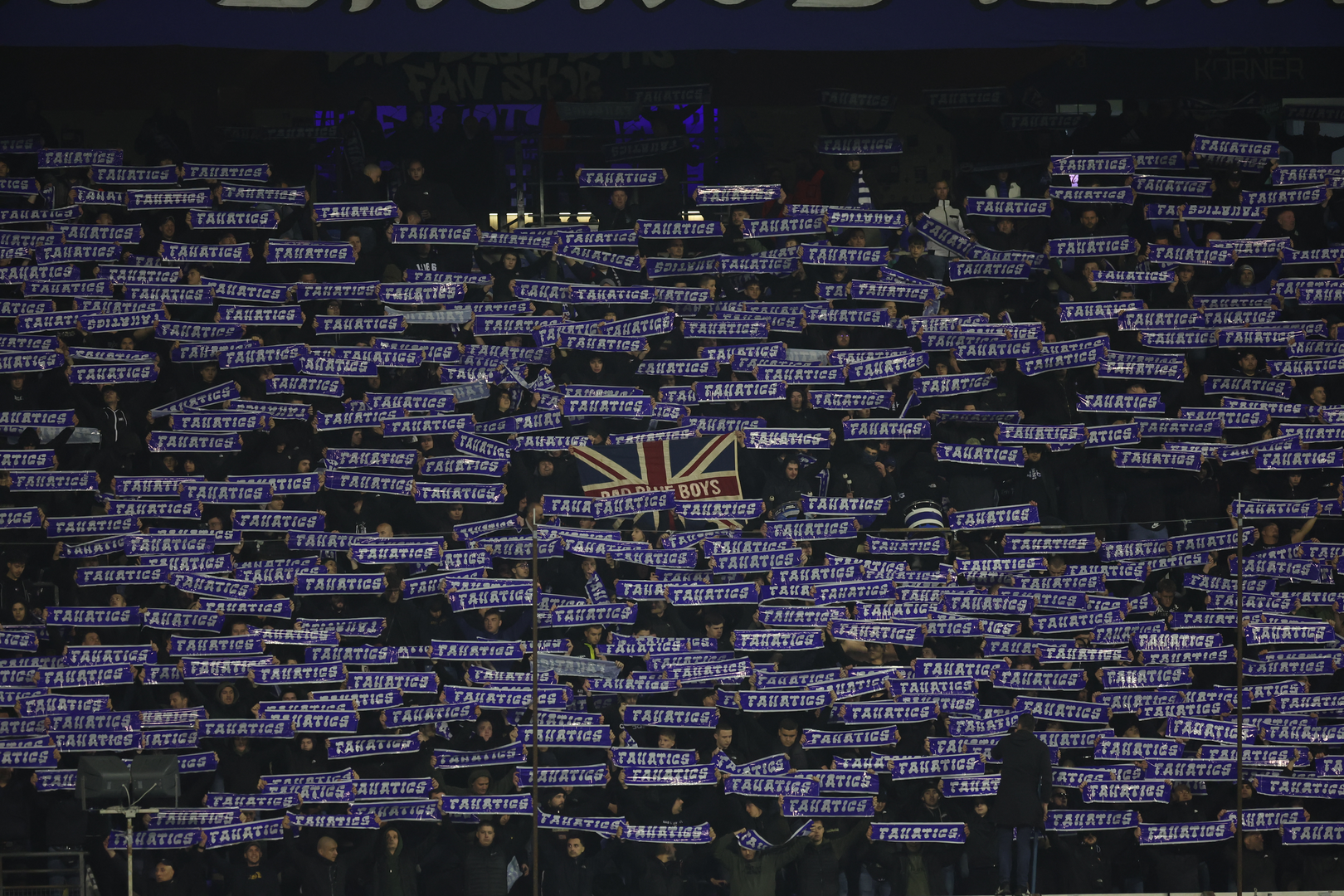 Osim što su zadržali prednost pred splitskim klubom, transparentima s tribina su provocirali i navijačku skupinu bijelih - Torcidu.