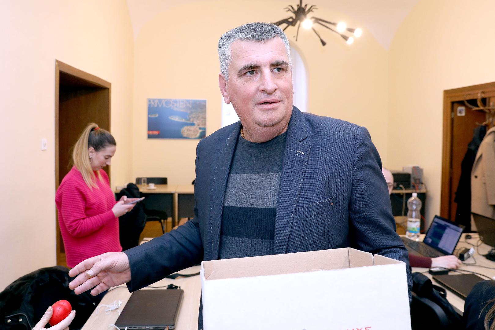 Most se u kampanji trudi profilirati Sonju Čikotić. Ipak, preferencijski su favoriti Božo Petrov i Miro Bulj, koji su zauzeli prvu i zadnju poziciju na listi