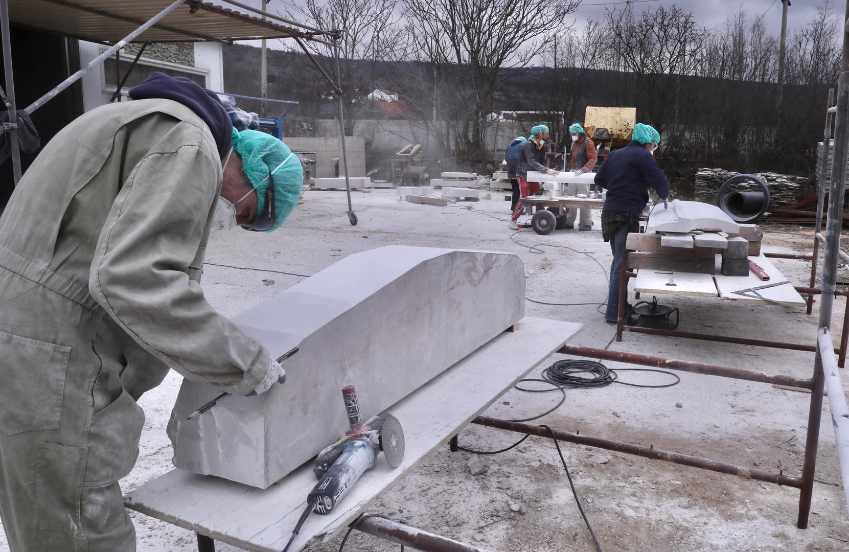 07.02.2024.,Imotski-Vrijedne ruke mladih umjetnika Roka Drzislava Rebica,,Emire Becirovic iz Ljubljane Karla Mrvosa iz Rijeke,Ive Japec i i Frana Marka Vlahinica iz Zagreba,uz nadzor inicijatora Ivana Topica Note svakodnevno klesu detalje spomenika Mercedesu koji se trebaju sklopiti i biti izlozeni ovog ljeta u Imotskom. Photo: Ivo Cagalj/PIXSELL
