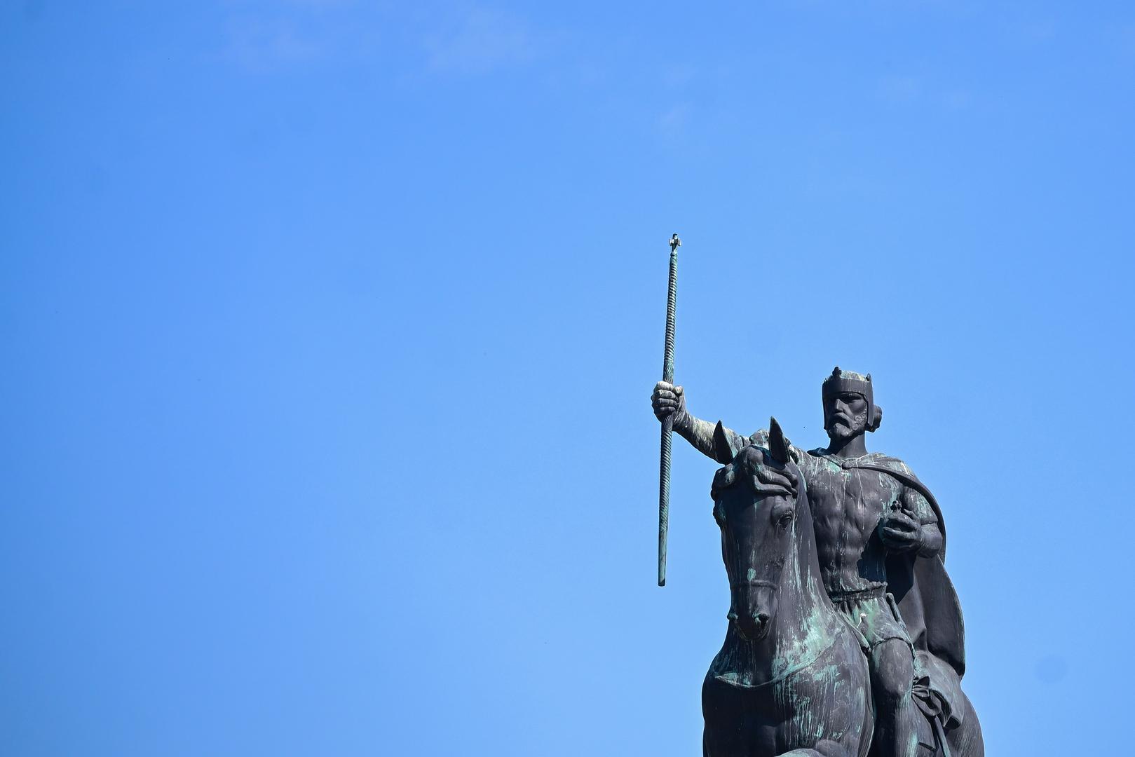 Iza kralja Tomislava proteže se veliki park koji je ljeti i u proljeće jedno od omiljenih odmarališta Zagrepčana, a zaštićen je 1970. godine kao spomenik parkovne arhitekture
