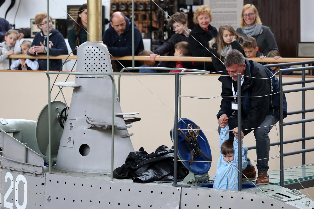 18.04.2017., Zagreb - Od utorka 18. travnja do nedjelje 23. travnja 2017. posjetiteljima Tehnickog muzeja Nikola Tesla ponovno se pruza nesvakidasnja prilika razgleda unutrasnjosti svjetskog rariteta, originalne podmornice iz Drugoga svjetskog rata. Photo