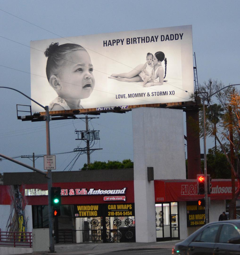 Na plakatu piše; Sretan rođendan tata, vole te mama i Stormi. 