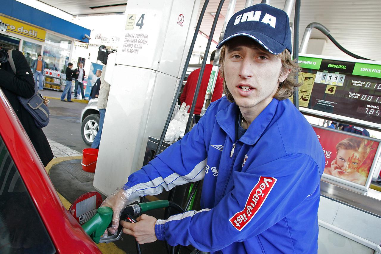ARHIVA - Igrači Dinama točili gorivo automobilima na benzinskoj pumpi 2007. godine