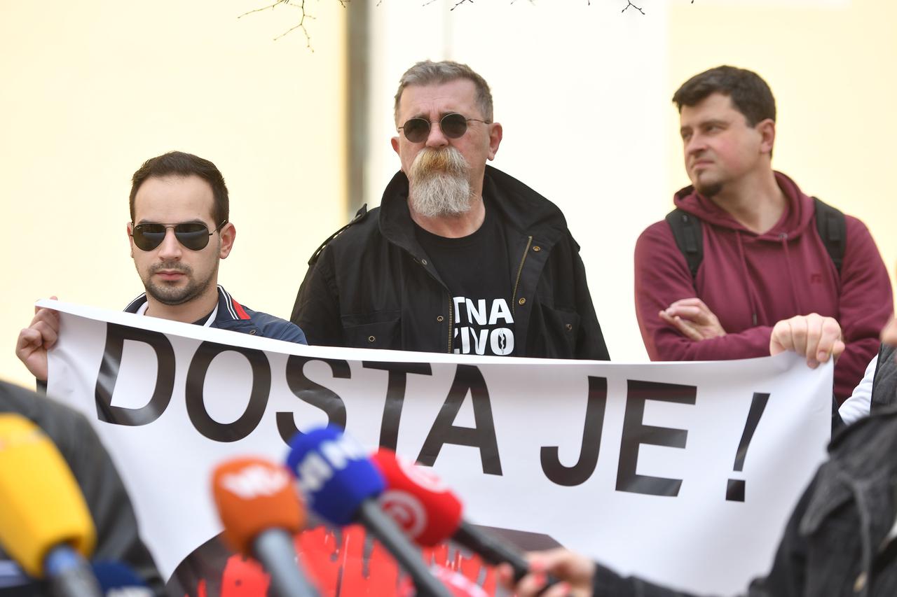 Prosvjed ispred Nastavnog zavoda za hitnu medicinu Varaždinske županije, traže odlazak ravnatelja