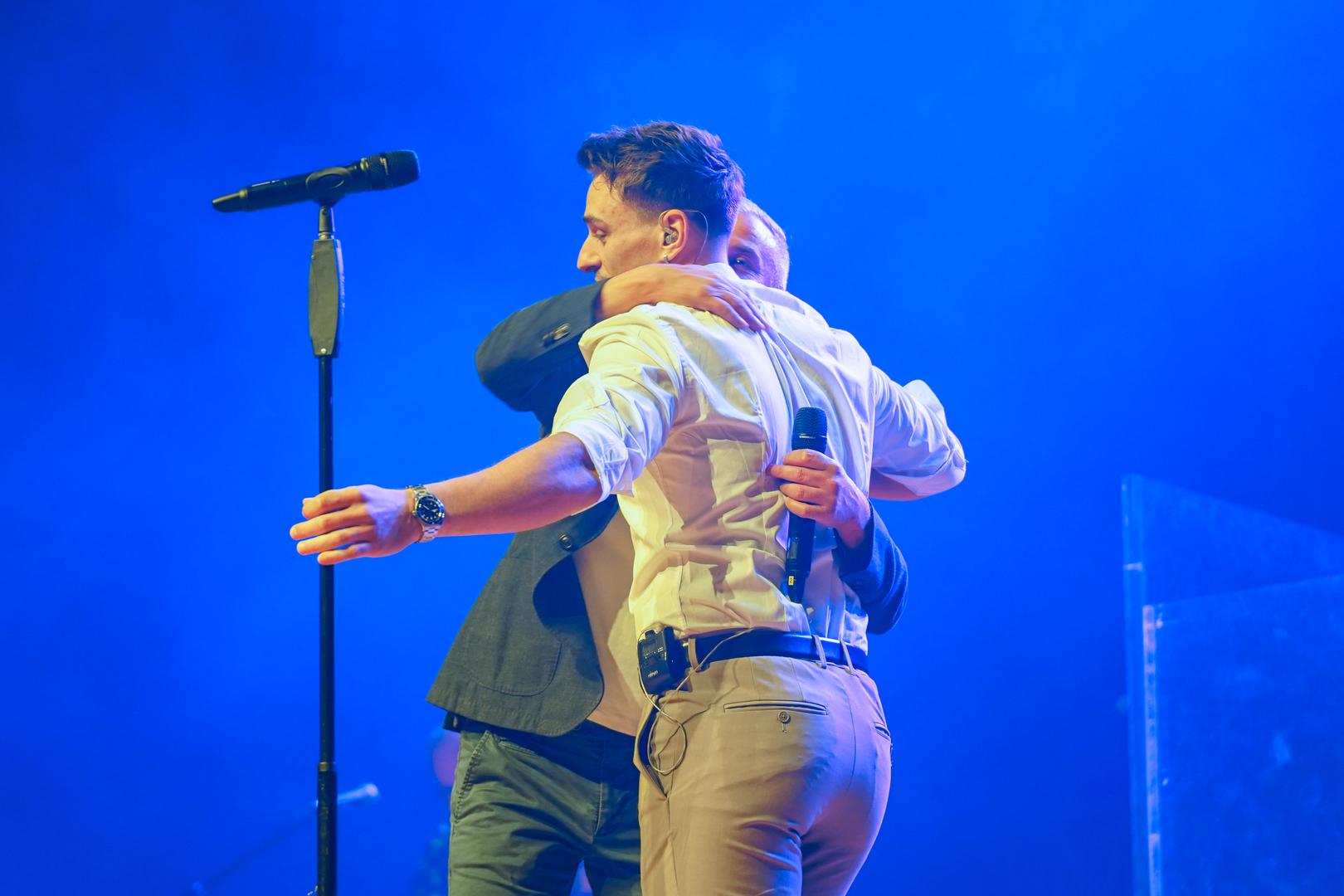 Publika je s oduševljenjem pratila i Adijeve i Giulianove izvedbe, uživajući u spoju mladenačke energije i glazbenog iskustva.