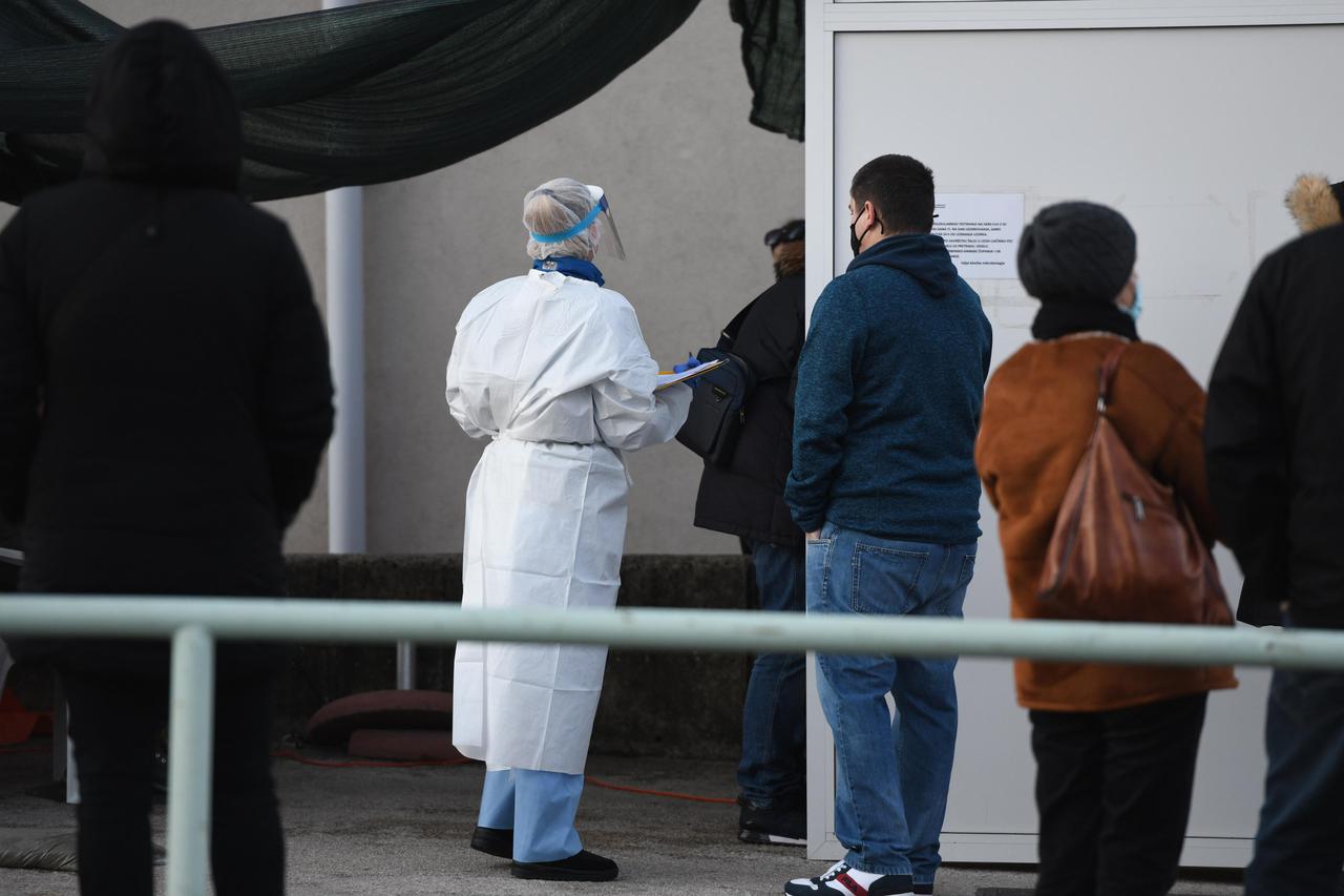 Velike gužve ispred punkta za testiranje PCR testom u Šibeniku