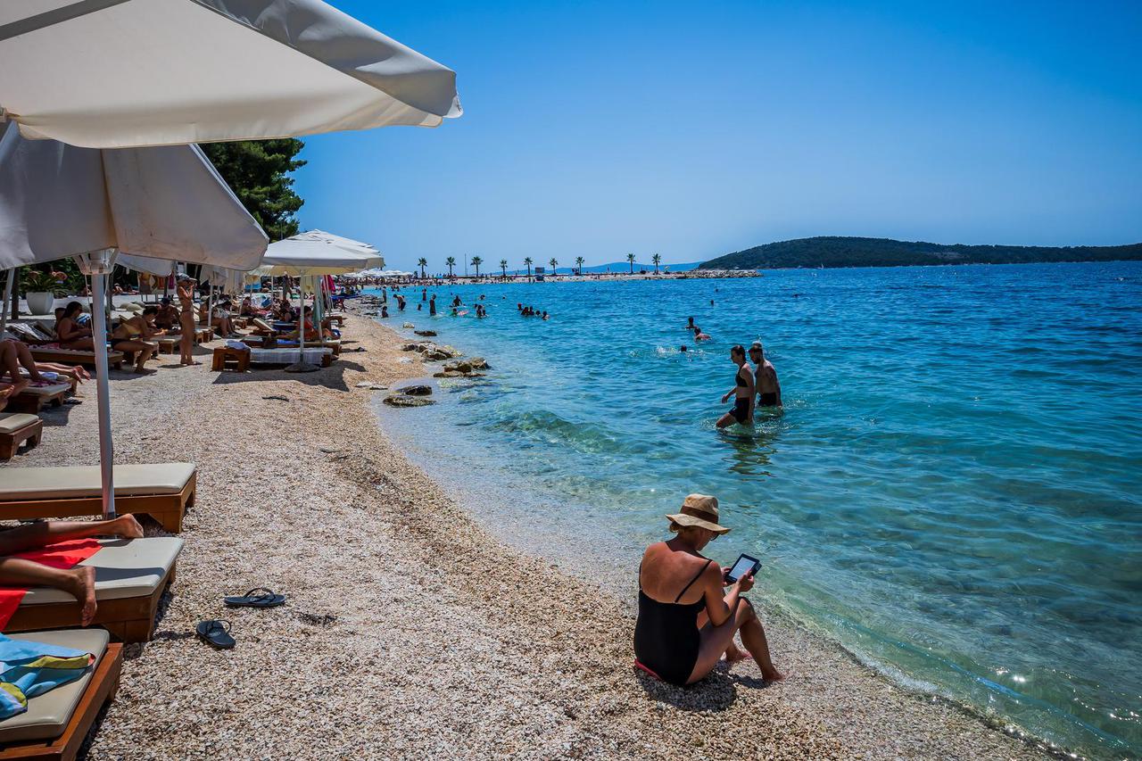 Gužva na splitskoj plaži Kasjuni podno Marjana