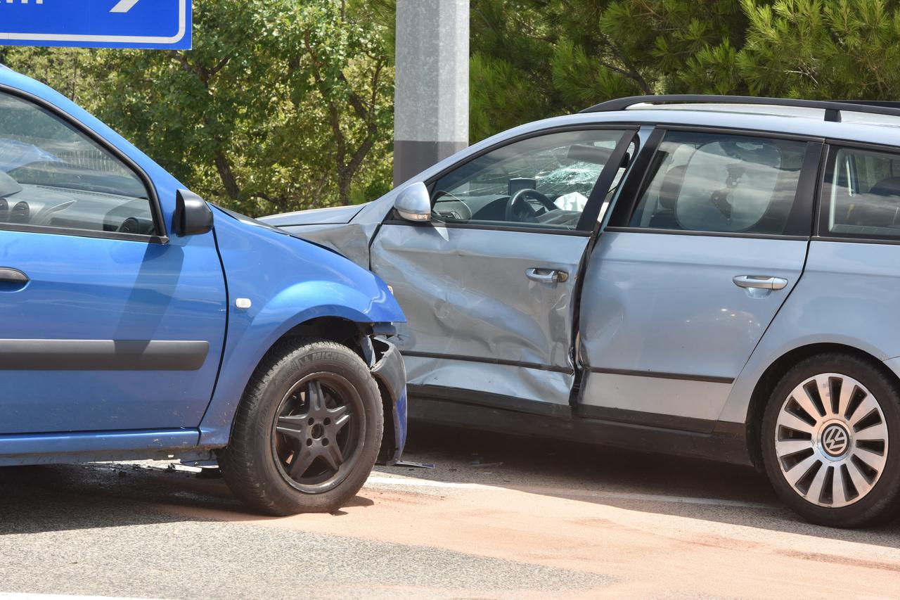 Osam osoba ozlijeđeno u prometnoj nesreći kod Šibenika