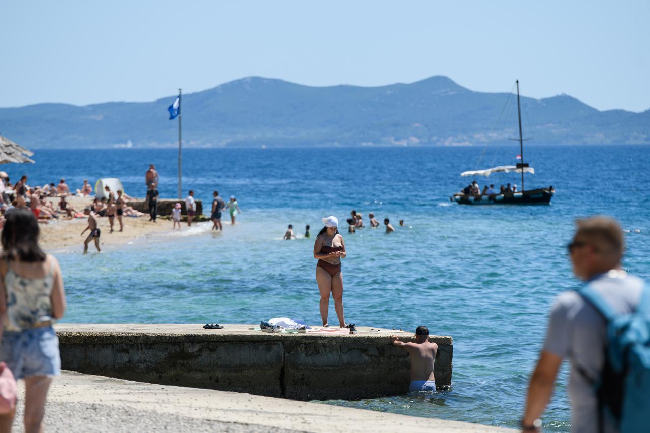 Zadar: Kupači iskoristili sunčan dan na gradskoj plaži Kolovare
