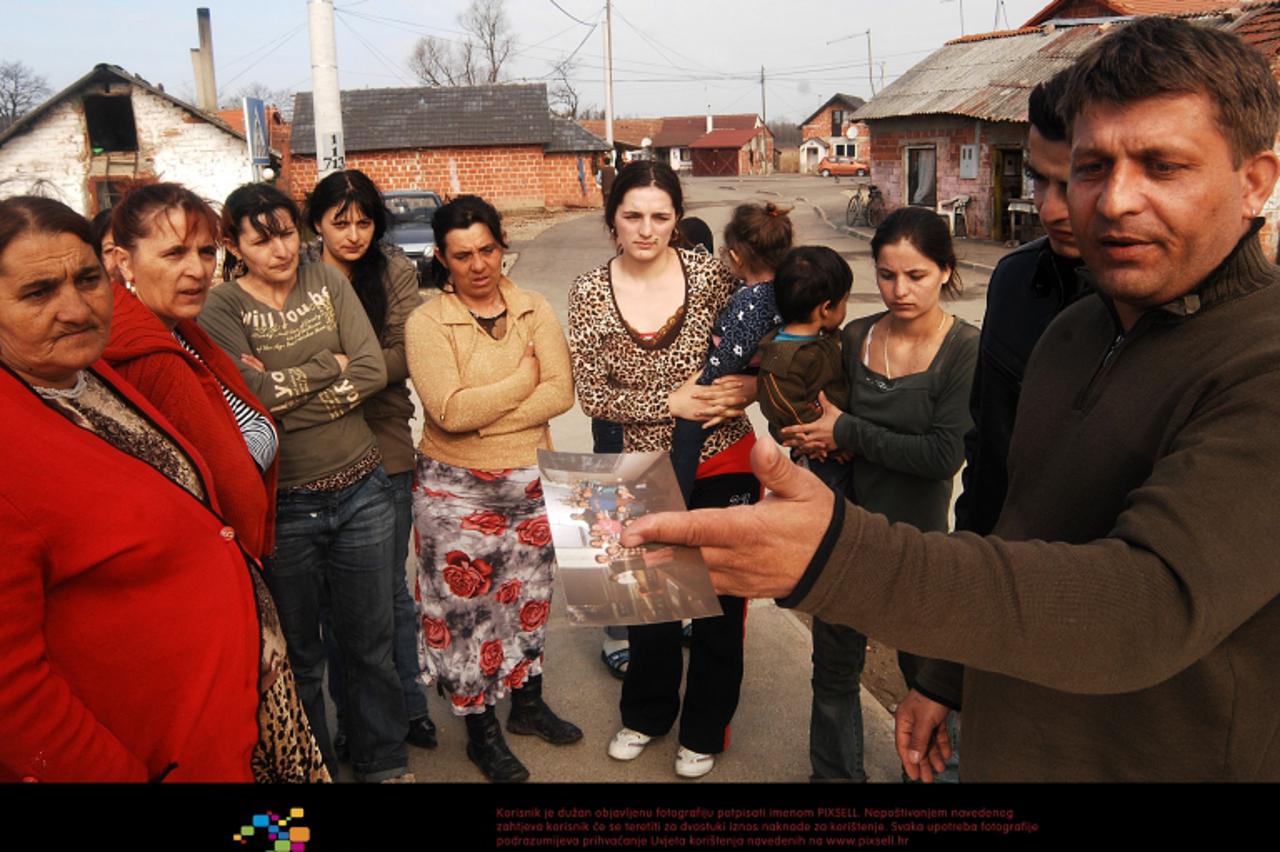 '17.03.2010., Loncarevo, Hrvatska - Marijan Kalanjos s ostalim romima digao je pobunu jer nisu na popisu za presudu o segregaciji. Svi romi isli su u isti razred, a posjeduju i sliku kao dokaz.  Photo