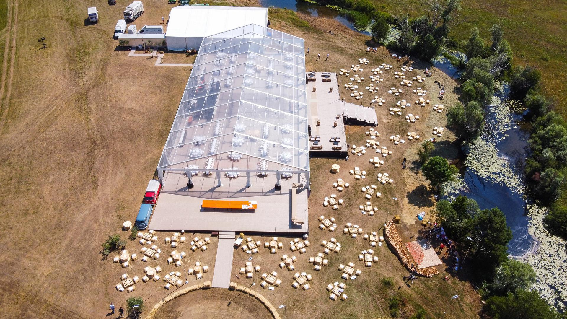  Za vjenčanje koje se održalo u Splitu Katarina je izabrala bijeli kombinezon s potpisom naših dizajnera iz eNVy rooma, a po vjenčanicu za crkveno vjenčanje otišla je u Milano. 