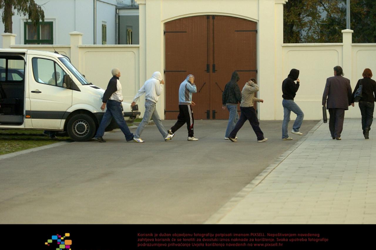 '02.11.2008 Vukovar - Jedanaest maloljetnika, privedeno je na saslusanje istraznom sucu za mladez Zupanijskog suda u Vukovaru pod sumnjom da su sudjelovali u tucnjavi 23. listopada u kojoj je 16-godis