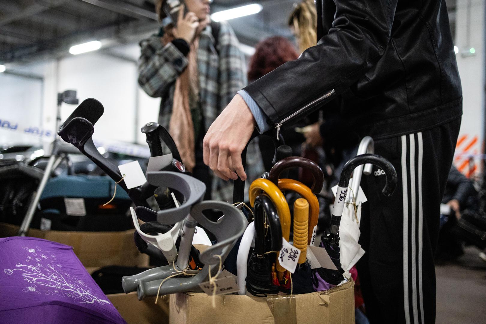 Građani, tako, po simboličnim cijenama mogu kupiti desetke različitih stvari, a ponuda, kako su rekli iz PUZ-a, vrijedi do isteka zaliha.