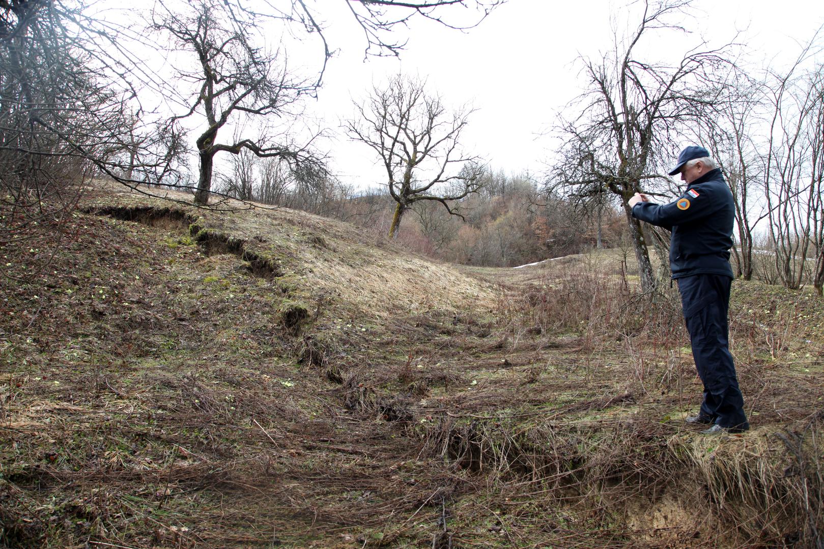 Petrinjski gradonačelnik Darinko Dumbović smatra da je i nekontrolirana sječa šuma razlog sve češćim klizištima na Banovini. 