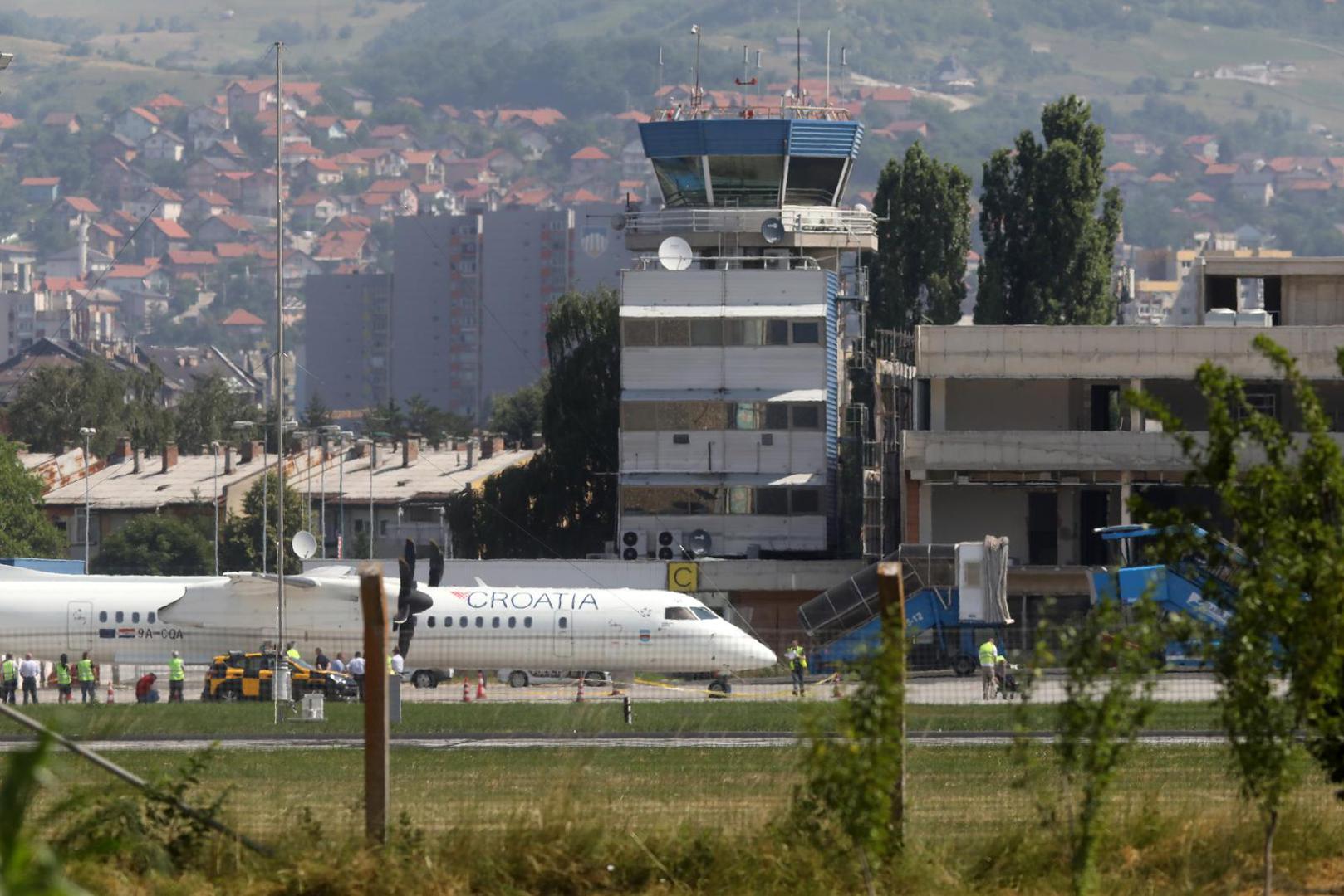 23.06.2022., Sarajevo, Bosna i Hercegovina - Avion Croatia Airlinesa koji je sinoc iz Zagreba sletio na pistu Medjunarodnog aerodroma u Sarajevu i za kojeg se sumnja da imaostecenja nastala iz vatreng oruzja. Photo: Armin Durgut/PIXSELL