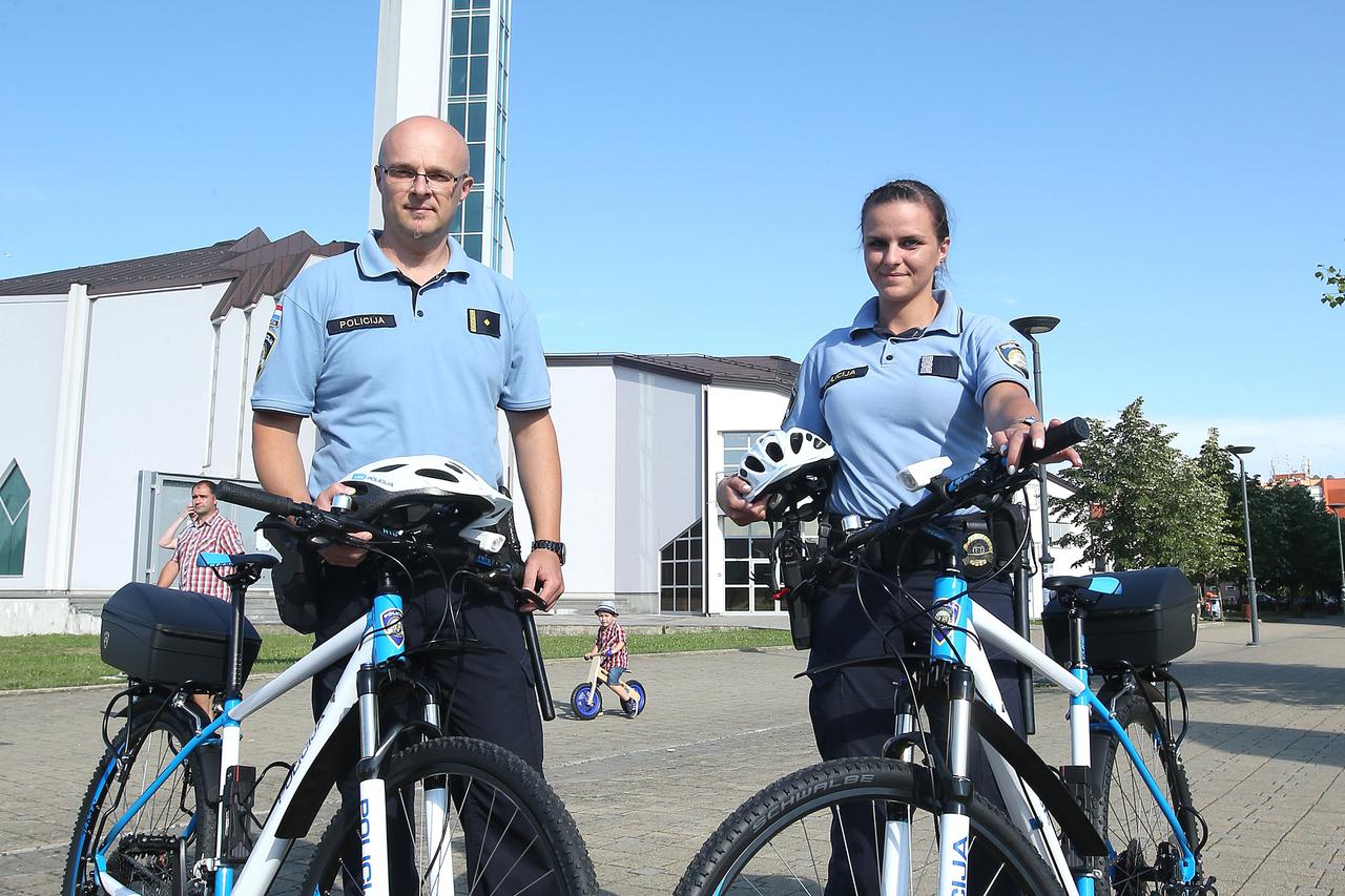 28.06.2015., Zapresic - Policijska postaja Zapresic promovirala je biciklisticku policijsku ophodnju te je s time usla u projekt MUP. Grad Zapresic sufinancirao je nabavu i opremanje dva bicikla kojima ce policijski sluzbenici patrolirati gradom. Novoopre