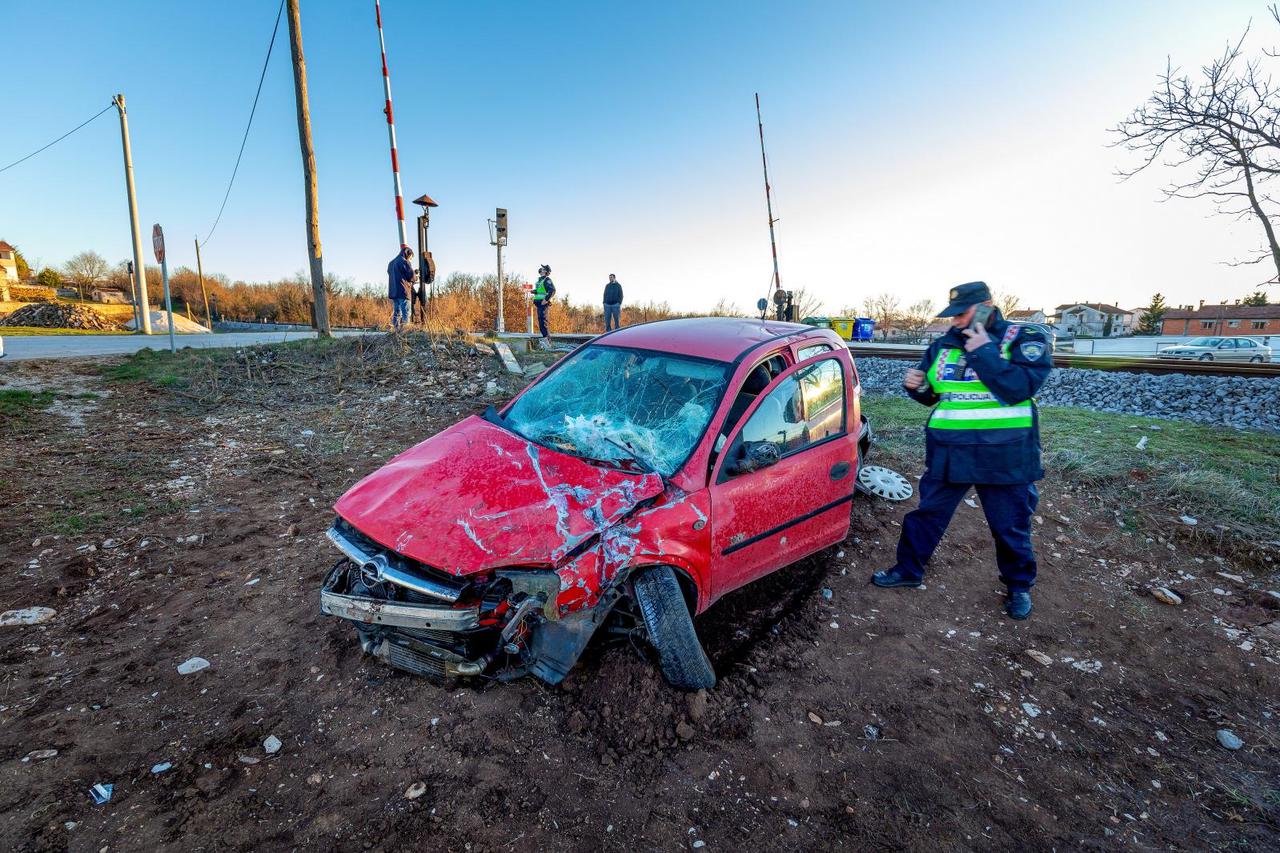U Svetom Petru u šumi automobilom podletio pod vlak
